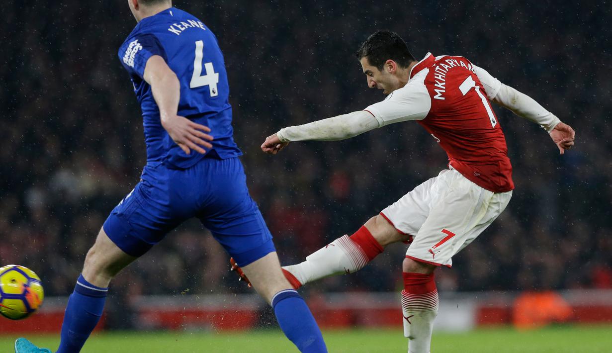 Pemain Arsenal Henrikh Mkhitaryan melakukan tembakan ke gawang Everton saat pertandingan Liga Inggris di Stadion Emirates, London (3/2). Dalam pertandingan ini, Arsenal menang telak 5-1 atas Everton. (AP Photo / Alastair Grant)