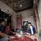 Gubernur Jawa Barat Ridwan Kamil saat mengunjungi rumah milik Ais, warga Kampung Bunipasir, Desa Maleber, Kecamatan Karangtengah, Kabupaten Cianjur, Selasa (26/7/2022).