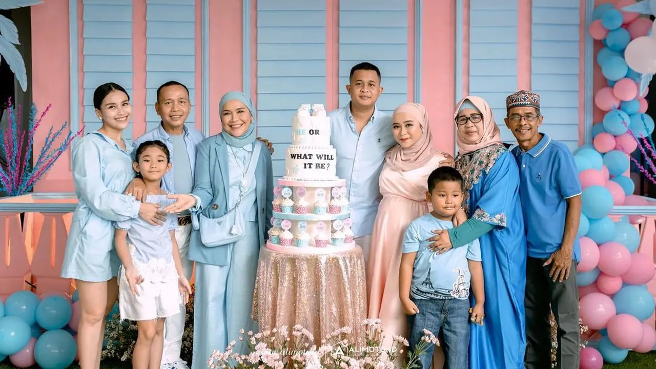 [Fimela] Gender Reveal Syifa Adik Ayu Ting Ting