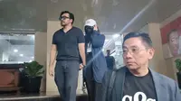 David Bayu dan putrinya, AD, didampingi pengacara Sandy Arifin saat menjalani pemeriksaan terkait kasus dugaan video syur mirip AD di Polda Metro Jaya, Rabu (7/8/2024). (Dok. via M. Altaf Jauhar)