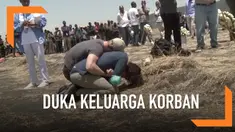Jatuhnya pesawat Ethiopian Airlines menyisakan duka mendalam bagi keluarga korban. Tangis keluarga korban pecah saat mengunjungi lokasi kecelakaan.