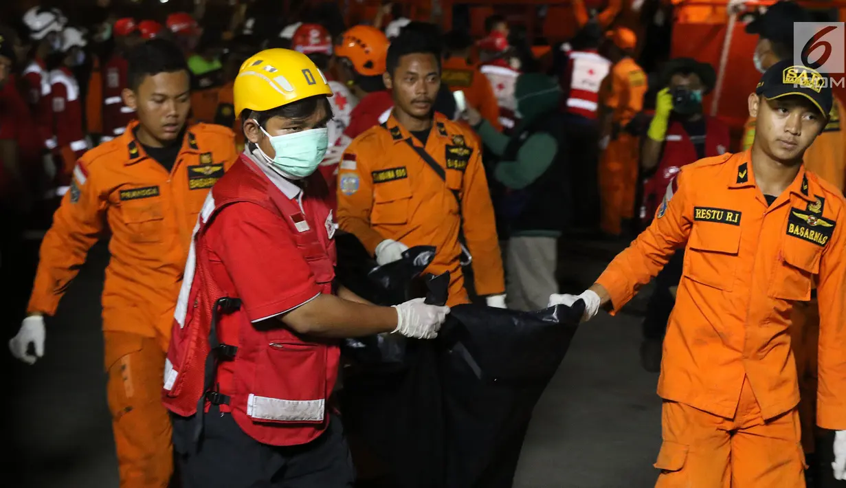 Personil SAR Gabungan membawa kantong jenasah yang diturunkan dari KN SAR Sadewa di Pelabuhan JICT 2, Jakarta, Rabu (31/10). 189 orang menjadi korban jatuhnya pesawat Lion Air JT- 610, Senin (29/10) lalu. (Liputan6.com/Helmi Fithriansyah)