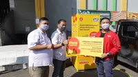 Simbolisasi penyerahan instalasi wastafel portabel dari Indosat Ooredoo (sumber: Indosat Ooredoo)