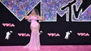 Nicki Minaj memilih ansambel Dolce & Gabbana yang terinspirasi dari Bridal Barbie dengan sentuhan seksi. (ANGELA WEISS / AFP)