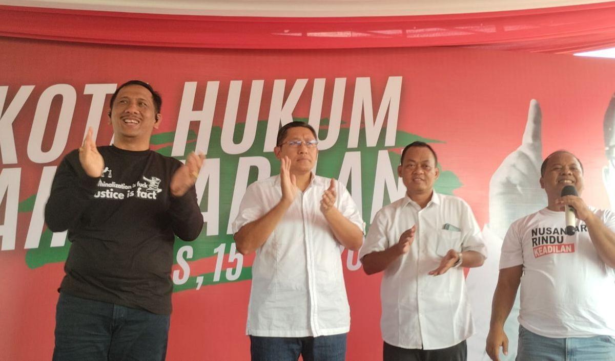 Pidato politiknya itu bertepatan dengan hari ulang tahunnya yang ke-54. Anas berkali-kali menyinggung kezaliman hukum dalam isi pidato politiknya.