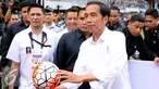 Presiden Joko Widodo bersiap melempar bola saat pembukaan turnamen Piala Presiden 2017 di Stadion Maguwoharjo, Sleman, Sabtu (4/2). Sekitar 31.000 penonton menyaksikan laga pembuka turnamen Piala Presiden 2017. (Liputan6.com/Helmi Fithriansyah)