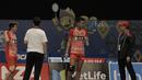 Ganda campuran Indonesia, Tontowi Ahmad/Liliyana Natsir, mendapat arahan dari pelatih pada laga Indonesia Open 2017 di JCC, Jumat (16/6/2017). Indonesia 21-18, 21-16. (Bola.com/M Iqbal Ichsan)