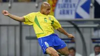 Bek legendaris Timnas Brasil Roberto Carlos. (AFP/Pedro Ugarte)