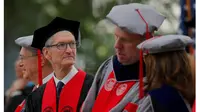 Bos Apple Tim Cook berpidato di acara wisuda lulusan kampus MIT (Sumber: Reuters)