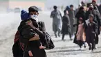 Pengungsi Afghanistan berjalan kaki untuk menyeberangi perbatasan Torkham Pakistan-Afghanistan pada tanggal 2 November 2023. (Farooq Naeem/AFP)