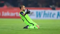 Selebrasi kiper Persija Jakarta, Andritany Ardhiyasa setelah Ryo Matsumura mencetak gol penyeimbang 1-1 ke gawang PSM Makassar pada laga pekan pertama BRI Liga 1 2023/2024 antara Persija Jakarta menghadapi PSM Makassar di Stadion Utama Gelora Bung Karno (SUGBK), Senayan, Jakarta, Senin (3/7/2023). (Bola.com/M Iqbal Ichsan)
