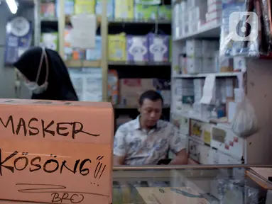 Tulisan pemberitahuan masker kosong terlihat di Pasar Pramuka, Jakarta Timur, Jumat (6/3/2020). PD Pasar Jaya melakukan operasi pasar sejak Kamis (5/3/2020) kemarin untuk menjaga ketersediaan dan membuat harga masker kembali terjangkau. (Liputan6.com/Faizal Fanani)