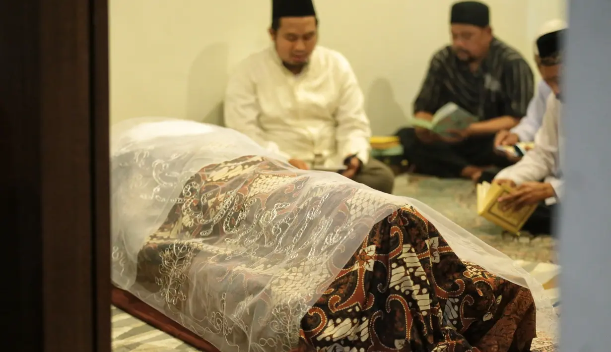Rencananya jenazah ayah Olla Ramlan akan dikebumikan di Tempat Pemakaman Umum Tanah Kusir pada Selasa, 5 Juni 2018 pagi. (Adrian Putra/Bintang.com)