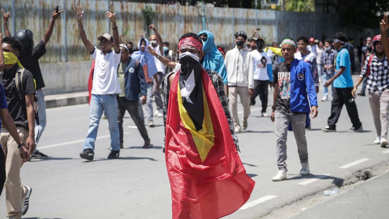 FOTO: Demo Hari Kedua, Mahasiswa Timor Leste Bentrok dengan Polisi