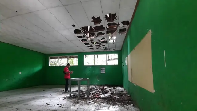 SD Negeri 03 Sadahayu nyaris ambruk lantaran 15 tahun tak tersentuh perbaikan. (Foto: Liputan6.com/Har)