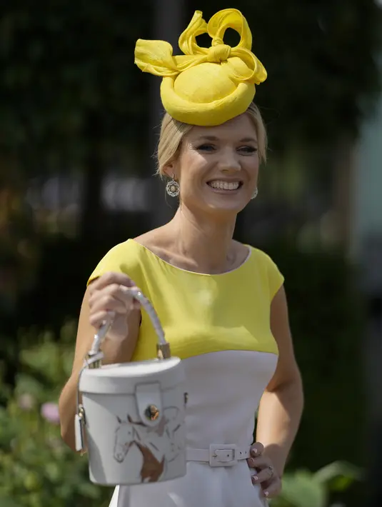 Presenter televisi Inggris Charlotte Hawkins berpose untuk fotografer saat tiba pada hari pertama pacuan kuda Royal Ascot di Ascot, Inggris, Selasa (15/6/2021). Balap kuda eksklusif yang hanya dihadiri oleh kalangan elit Inggris itu menjadi tradisi tahunan sejak tahun 1711. (AP Photo/Alastair Grant