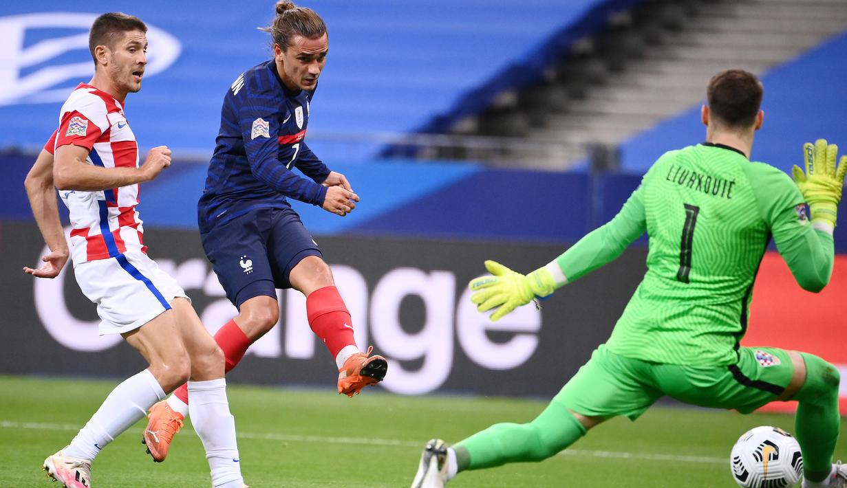 Penyerang Prancis, Antoine Griezmann, berusaha mencetak gol ke gawang Kroasia pada laga UEFA Nations League di Stade de France, Prancis, Rabu (9/9/2020) dini hari WIB. Prancis menang 4-2 atas Kroasia. (AFP/Franck Fife)