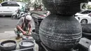 Perajin menyelesaikan pembuatan wastafel batu alam di Jakarta, Rabu (15/7/2020). Dalam sehari Awan (30) mampu membuat 10 buah wastafel batu alam yang dibanderol mulai dari Rp250 ribu hingga Rp1,5 juta per buah tergantung model, ukuran, dan jenis bahan yang digunakan. (merdeka.com/Iqbal Nurgoho)