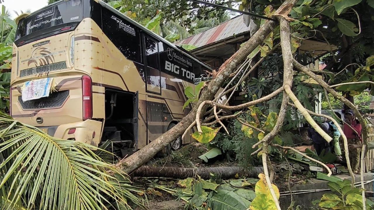Bus AKAP Tabrak Rumah Warga di Polewali Mandar, 6 Orang Terluka
