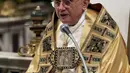 Paus Benediktus XVI membacakan pesannya pada ensiklik pertamanya saat ia memimpin misa Vesper di dalam Basilika Santo Paulus di Vatikan pada 25 Januari 2006. Benediktus menghabiskan tahun-tahun terakhirnya di biara Mater Ecclesiae di dalam tembok Vatikan. (AP Photo/Gregorio Borgia, File)