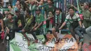 Ekspresi Bonek saat Rishadi Fauzi membobol gawang PSPS Riau pada laga 8 Besar Liga 2 Grup Y di Stadion GBLA, Bandung, Sabtu (18/11/2017). Persebaya Menang 1-0. (Bola.com/Nicklas Hanoatubun)