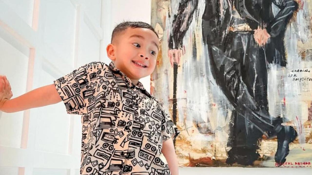 Potret Menggemaskan Rayyanza Berpose Bak Raffi Ahmad, Aura Tuan Muda Melekat Kuat