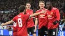 Para pemain Manchester United merayakan gol Romelu Lukaku saat melawan Huddersfield Town pada putaran kelima Piala FA di John Smith stadium, Huddersfield, (17/2/2018). Manchester United menang 2-0. (AFP/Oli Scarff)