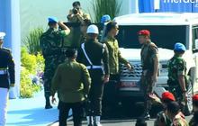 VIDEO: Gaya Letkol Teddy Tampil Gagah Kembali Berseragam & Baret Kopassus Kawal Prabowo di Batujajar