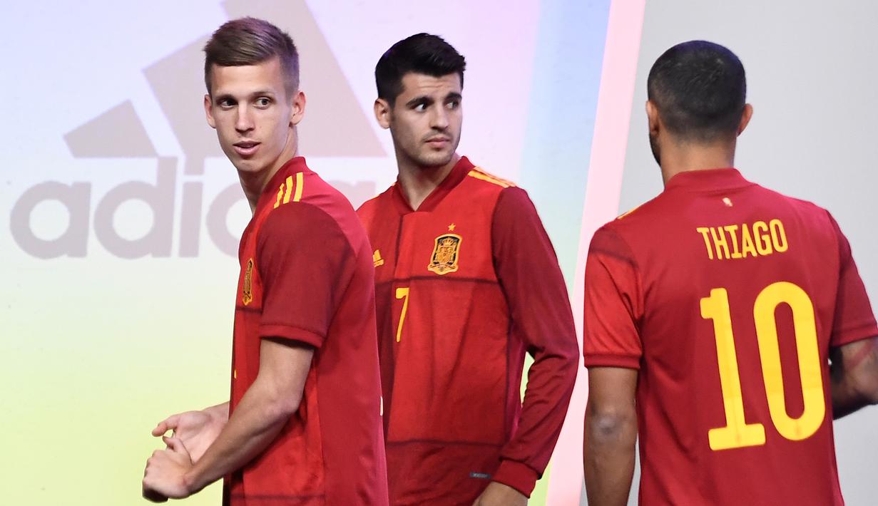 Pemain Timnas Spanyol, Dani Olmo, Alvaro Morata dan Thiago Alcantara saat launching jersey baru di Las Rozas, Madrid, Spanyol, Rabu (13/11). Jersey baru tersebut untuk menyambut Piala Eropa 2020. (AFP/Oscar Del Pozo)
