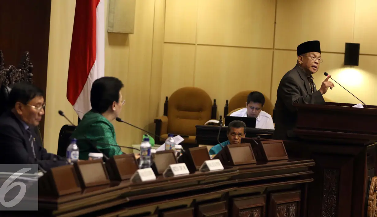 Ketua BK DPD AM Fatwa membacakan surat resmi pemberhentian Irman Gusman saat sidang paripurna luar biasa, Jakarta, Selasa (20/9). Irman ditangkap KPK di rumah dinasnya di Jalan Denpasar, Jaksel, Sabtu (17/9) dini hari. (Liputan6.com/Helmi Afandi)