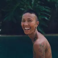 Sambil tersenyum, tubuh Fahrani tampak penuh dengan tato (Instagram/@favelamunk)