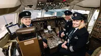 Hari Perempuan Internasional: Tak cuma bermimpi jadi seorang pramugari, perempuan juga boleh bercita-cita jadi seorang pilot. (Foto: Independent.co.uk)