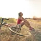 Ilustrasi menikmati hidup, berpikir. (Foto oleh Andrea Piacquadio: https://www.pexels.com/id-id/foto/wanita-sportif-dengan-sepeda-beristirahat-di-jalan-pedesaan-di-bawah-sinar-matahari-3771836/)