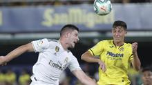 Striker Real Madrid, Luka Jovic melakukan duel udara melawan pemain Villarreal, Pau Torres. (AP Photo/Alberto Saiz)