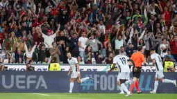 Laga baru berjalan tujuh menit, Portugal membuka keunggulan lewat gol Diogo Dalot. (Patricia DE MELO MOREIRA/AFP)