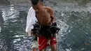 Petugas Animal Rescue membawa anjing setelah terjebak di gorong-gorong kali Gresik, Menteng, Jakarta Pusat, Rabu (23/5). Anjing ini terjebak selama 3 hari dan dibawa ke tempat penampungan. (Liputan6.com/Arya Manggala)