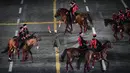 Tentara Rusia menunggang kuda saat tampil di Festival Musik Militer Internasional Menara Spasskaya di Lapangan Merah di Moskow, Kamis (26/8/2021). Namun, di tengah pandemi corona covid-19 festival ini diadakan tanpa penonton. (AP/Alexander Zemlianichenko)