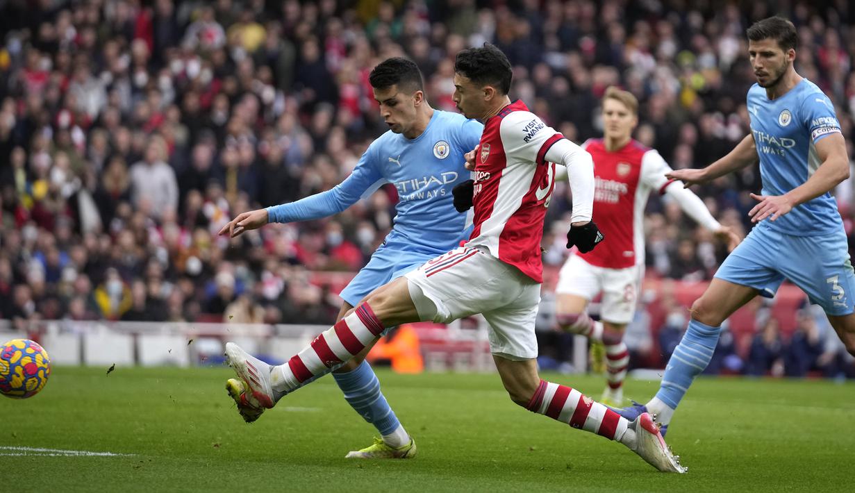 Arsenal hampir menggandakan keunggulan pada menit ke-41. Tembakan melengkung Gabriel Martinelli usai menerima umpan Alexandre Lacazette masih menyamping tipis dari gawang Manchester City. (AP/Matt Dunham)