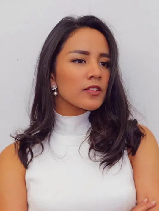 Angel rupanya tak hanya menekuni dunia musik, ia pun berhasil didapuk menjadi model iklan di tanah air. (viainstagram@angelpieters/Bintang.com)