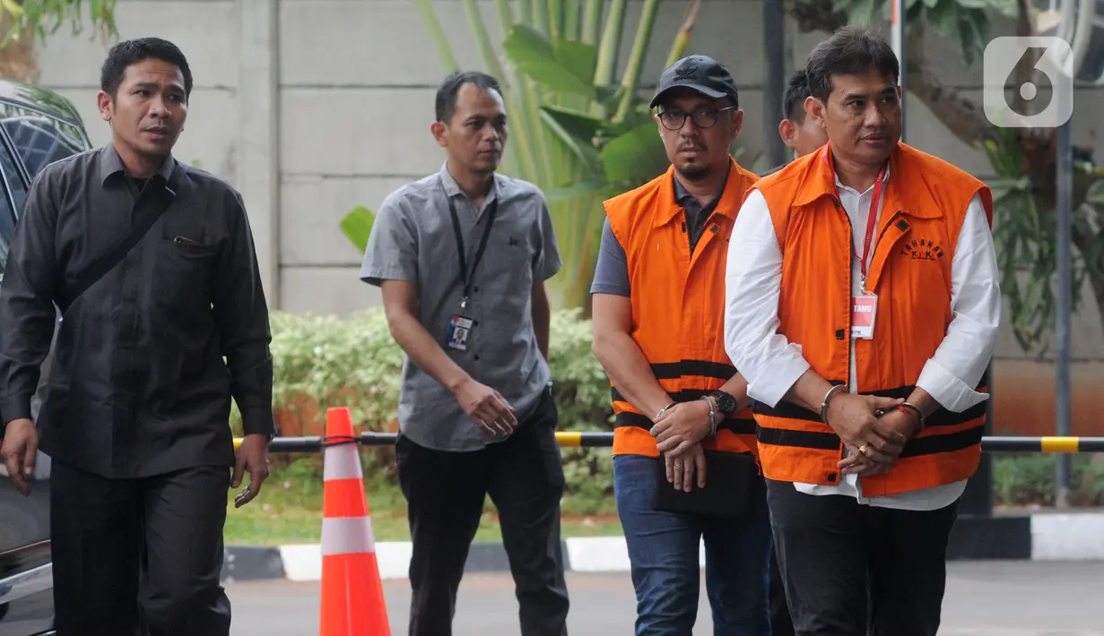 Direktur Pemasaran PTPN III (Persero) I Kadek Kertha Laksana (depan) dan PPK Dinas PU Kab Muara Enim Elfin Muhtar tiba di Gedung KPK, Jakarta, Senin (25/11/2019). Kadek diperiksa terkait suap pengelolaan distribusi gula, dan Elfin terkait suap di lingkungan Kab Muara Enim. (merdeka.com/Dwi Narwoko)