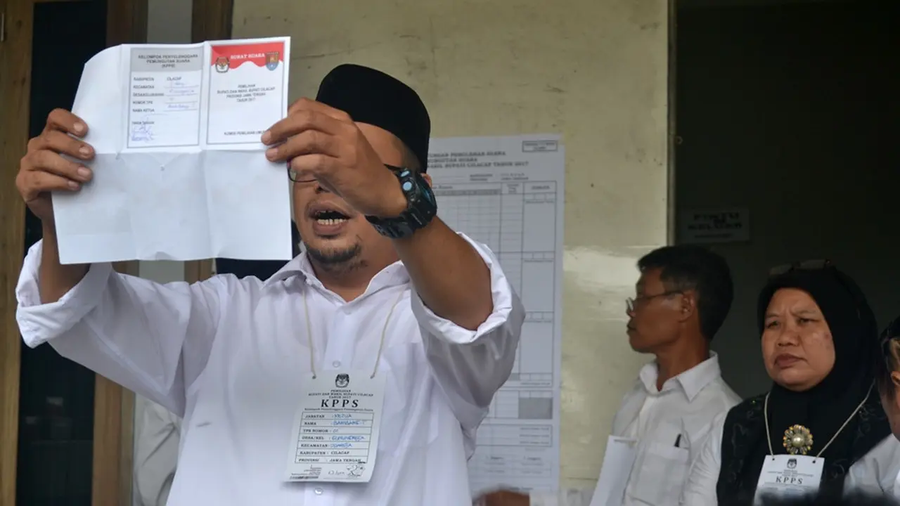 Ilustrasi – petugas KPPS menghitung suara di TPS. (Liputan6.com/Muhamad Ridlo)