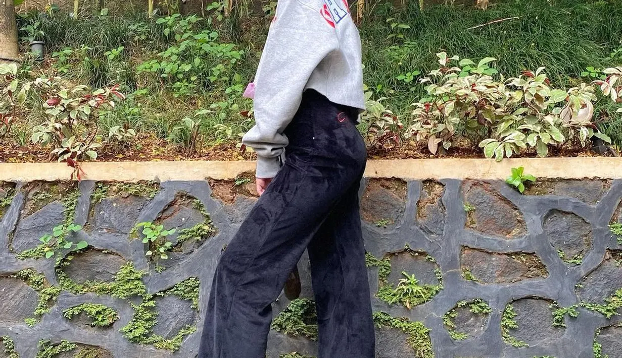 Seperti Lisa BLACKPINK yang juga hobi mengenakan sweater, Naura Ayu pun membuktikan tetap bisa stylish dengan sweater. Ia memadukan sweater abu-abu dengan celana beludru dan sneaker.