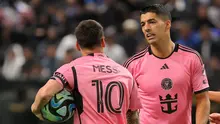 Pemain Inter Miami Lionel Messi (kiri) merayakan bersama Luis Suarez usai mencetak gol ke gawang Al Hilal lewat tendangan penalti dalam laga uji coba bertajuk Riyadh Season Cup di Stadion Kingdom Arena, Riyadh, Arab Saudi, Senin (29/1/2024). (Fayez NURELDINE/AFP)