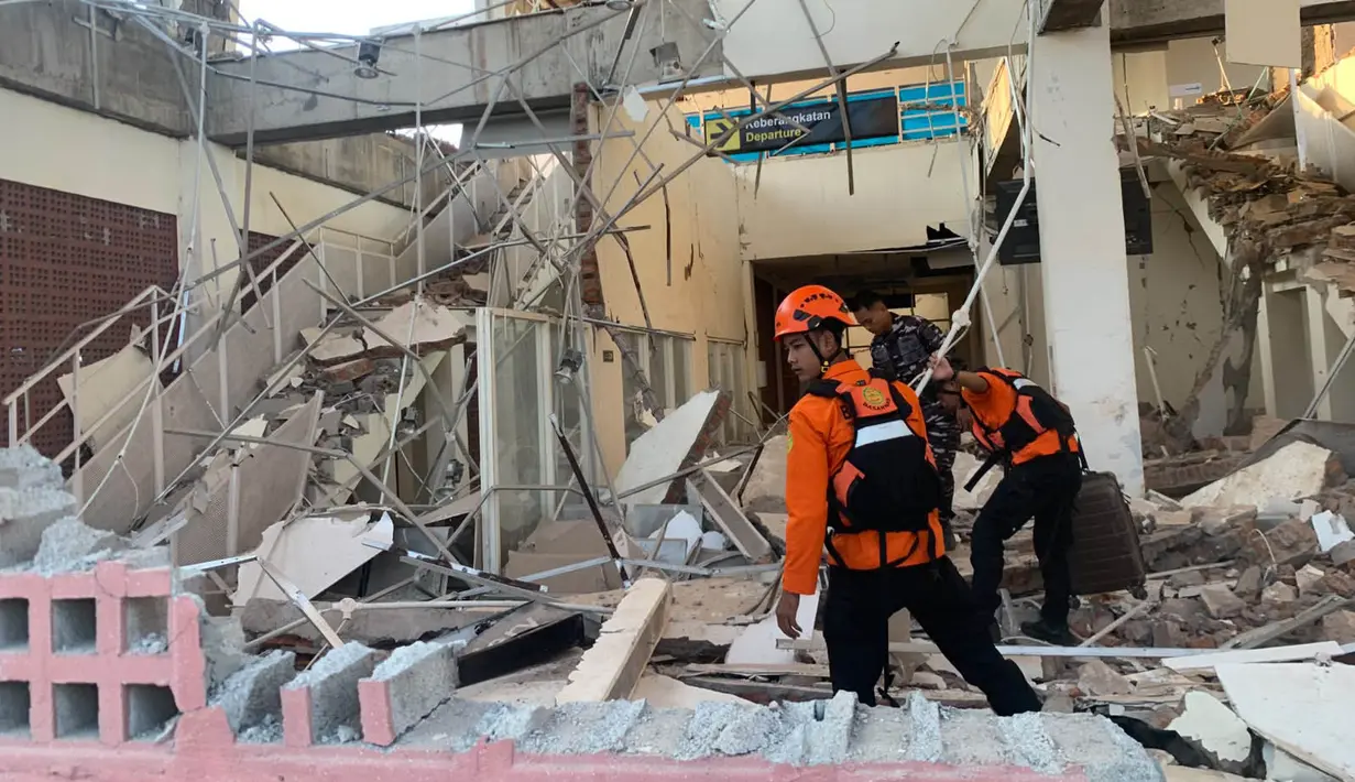 Anggota Tim SAR campuran mengevakuasi korban terdampak gempa bumi berkekuatan magnitudo 7,7 di Maumere, Nusa Tenggara Timur, Sabtu, 15 Agustus 2026. (Basarnas)