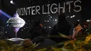 Orang-orang memotret "Fragmented Appearances" karya Gertjan Adema, sebagai bagian dari festival Winter Lights di Canary Wharf, London, Rabu (18/1/2023). Festival Winter Lights kembali ke Canary Wharf untuk pertama kalinya sejak 2020. (AP Photo/Alberto Pezzali)