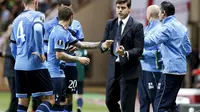 Pelatih Tottenham Mauricio Pochettino berbicara kepada pemain pada pertandingan Liga Europa (Reuters)