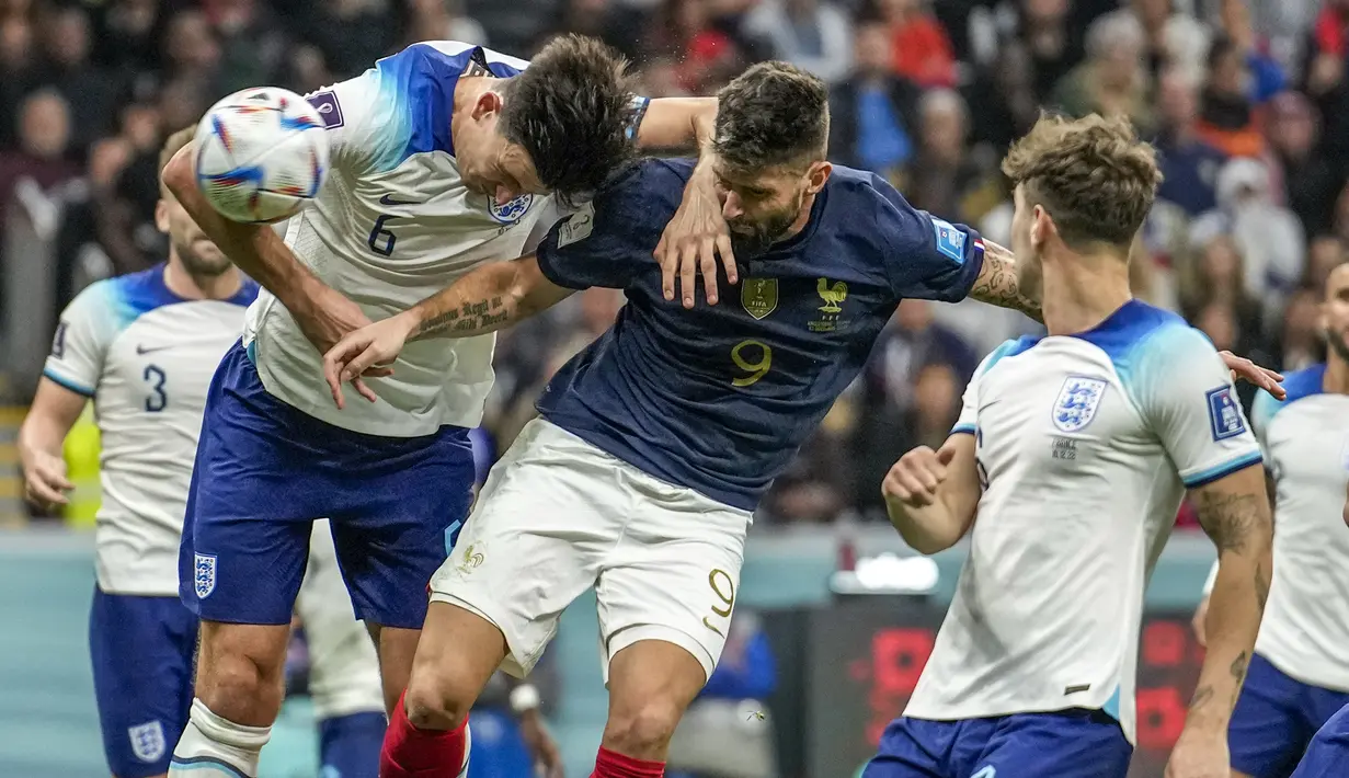 Usai skor imbang, Prancis kembali dominan untuk mencari gol kedua. Beberapa peluang akhirnya benar-benar berbuah gol pada menit ke-78. Olivier Giroud membawa Prancis unggul 2-1 lewat gol sundulannya usai menuntaskan umpan silang Antoine Griezmann. (AP/Christophe Ena)