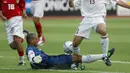 Kiper Timnas Indonesia, Hendro Kartiko, berusaha menggagalkan tendangan pemain Timnas Qatar dalam pertandingan Grup A Piala Asia 2004 yang berlangsung di Workers Stadium, Beijing, 18 July 2004. Hendro yang kini sudah menjadi legenda Timnas Indonesia tampil pada Piala Asia 1996, 2000, dan 2004. (AFP/Frederic J. Brown)