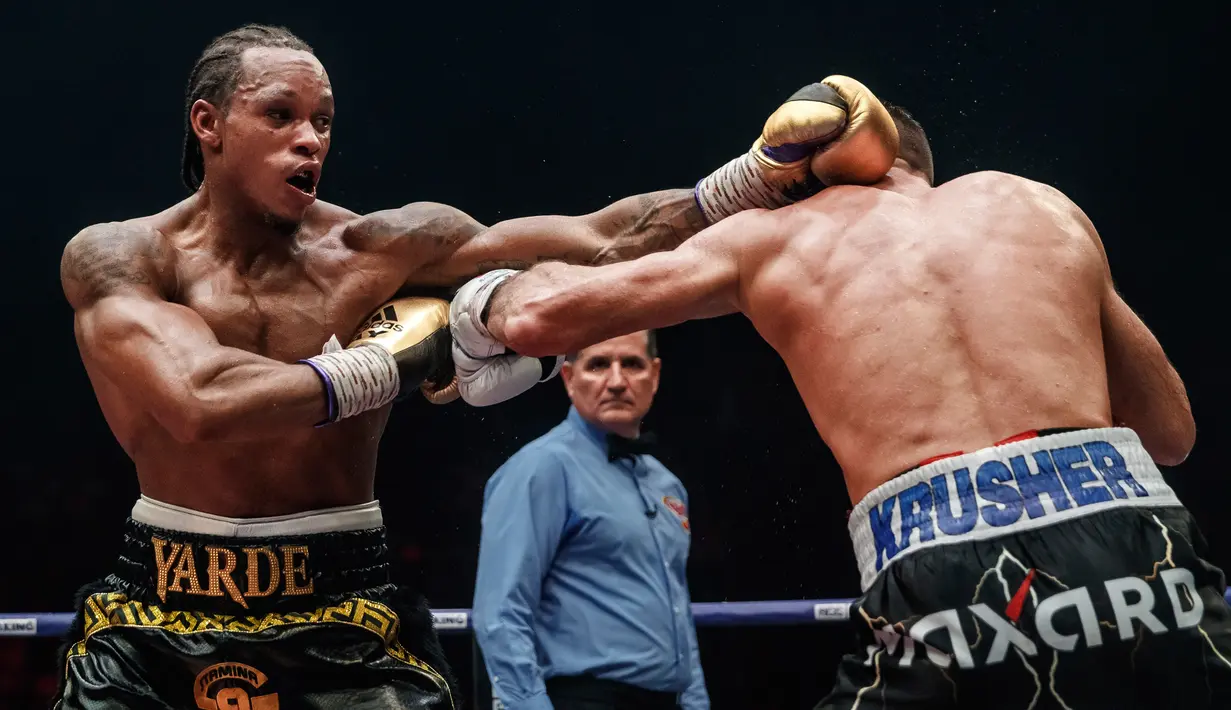 Petinju Inggris Anthony Yarde (kiri) memukul petinju Rusia Sergey Kovalev selama pertarungan gelar juara kelas berat ringan WBO di Chelyabinsk, Rusia, Sabtu (24/8/2019). Kovalev mempertahankan gelar juara kelas berat ringan WBO setelah merobohkan Yarde. (AP Photo/Anton Basanayev)