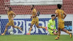 Bhayangkara FC berhasil mengalahkan Persipura Jayapura 2-0 dalam laga pekan ke-15 BRI Liga 1 2021/2022 di Stadion Moch. Soebroto, Magelang, Kamis (2/12/2021). Kedua gol kemenangan yang membawa The Guardians tetap memimpin di klasemen sementara dicetak Adam Alis. (Bola.com/Bagaskara Lazuardi)